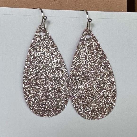 Rose gold color teardrop earrings sparkly handmade vinyl - Picture 1 of 5